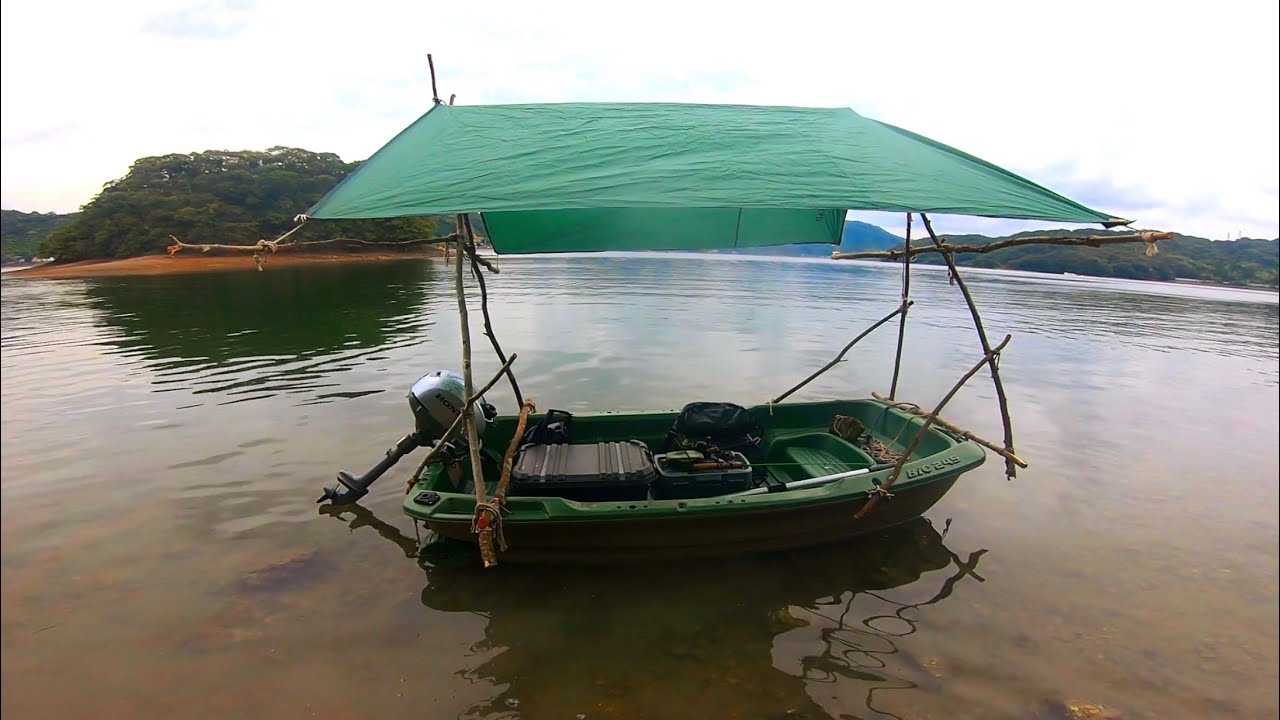 Fishing and all-weather boat making on a small uninhabited island in the Japanese countryside