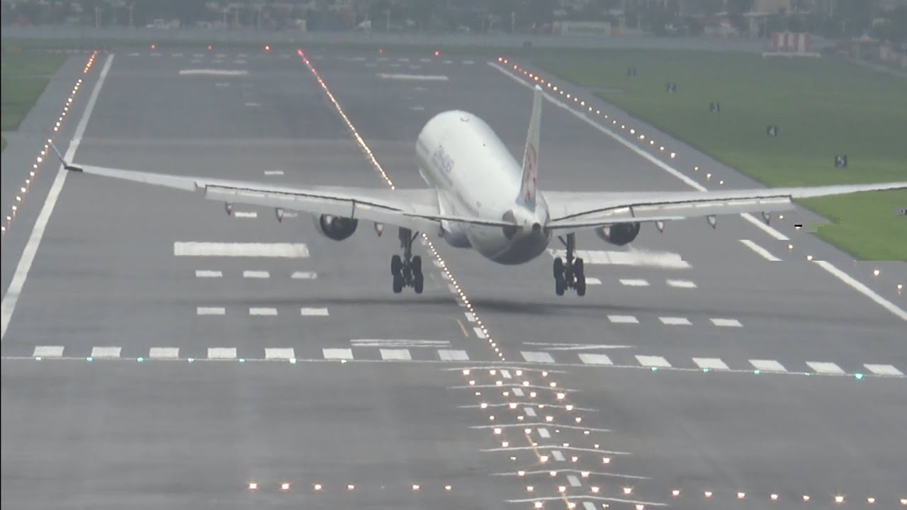 看多班次飛機起降//高雄小港機場。