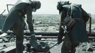Добровольцы сбрасывают куски графита с крыши. Чернобыль/Chernobyl (2019). 4 серия Добровольцы сбрасывают куски графита с крыши. Чернобыль/Chernobyl (2019). 4 серия