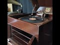 服部 富子 ♪島の王様(サルタン)♪ 1943年 . HMV Model No 127 Gramophone