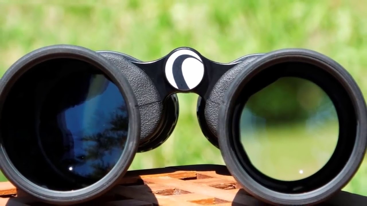 Человек выбирает бинокль в магазине