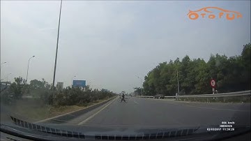 [Camera hành trình] - Thót tim cảnh liều mạng băng qua cao tốc