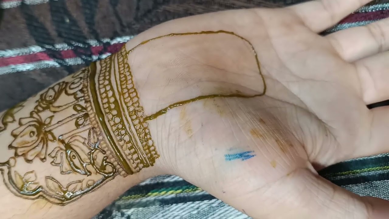 “Fresh mehndi magic 😍✨Fresh mehndi loading… 👀✨”