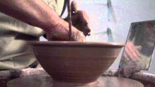 SIMON LEACH POTTERY - Throwing a small mixing bowl - profile view !