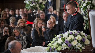 During Her Grandma’s Funeral, a Girl Exposes the Truth—Dad’s 911 Call Shocks Everyone. |