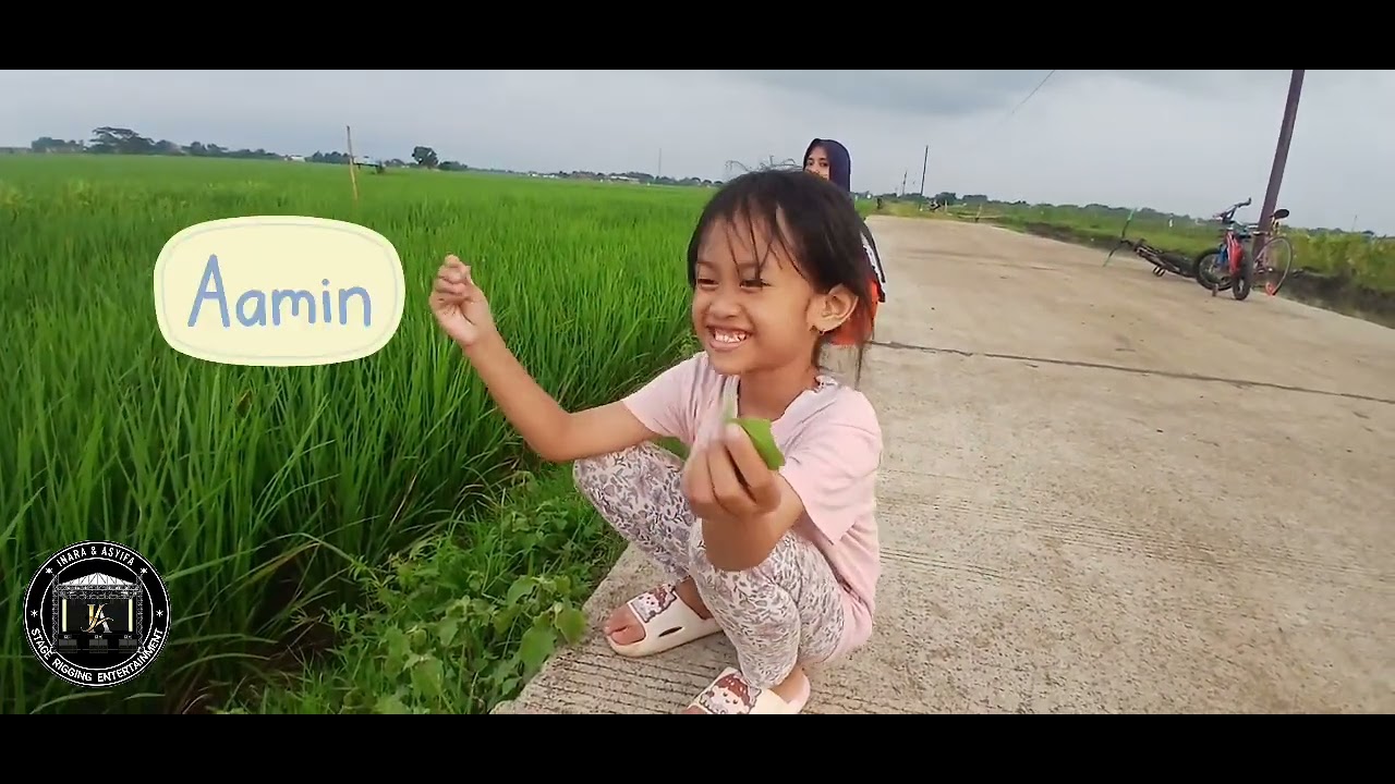 Inara dan Asyifa lagi menikmati suasana sore didesanya