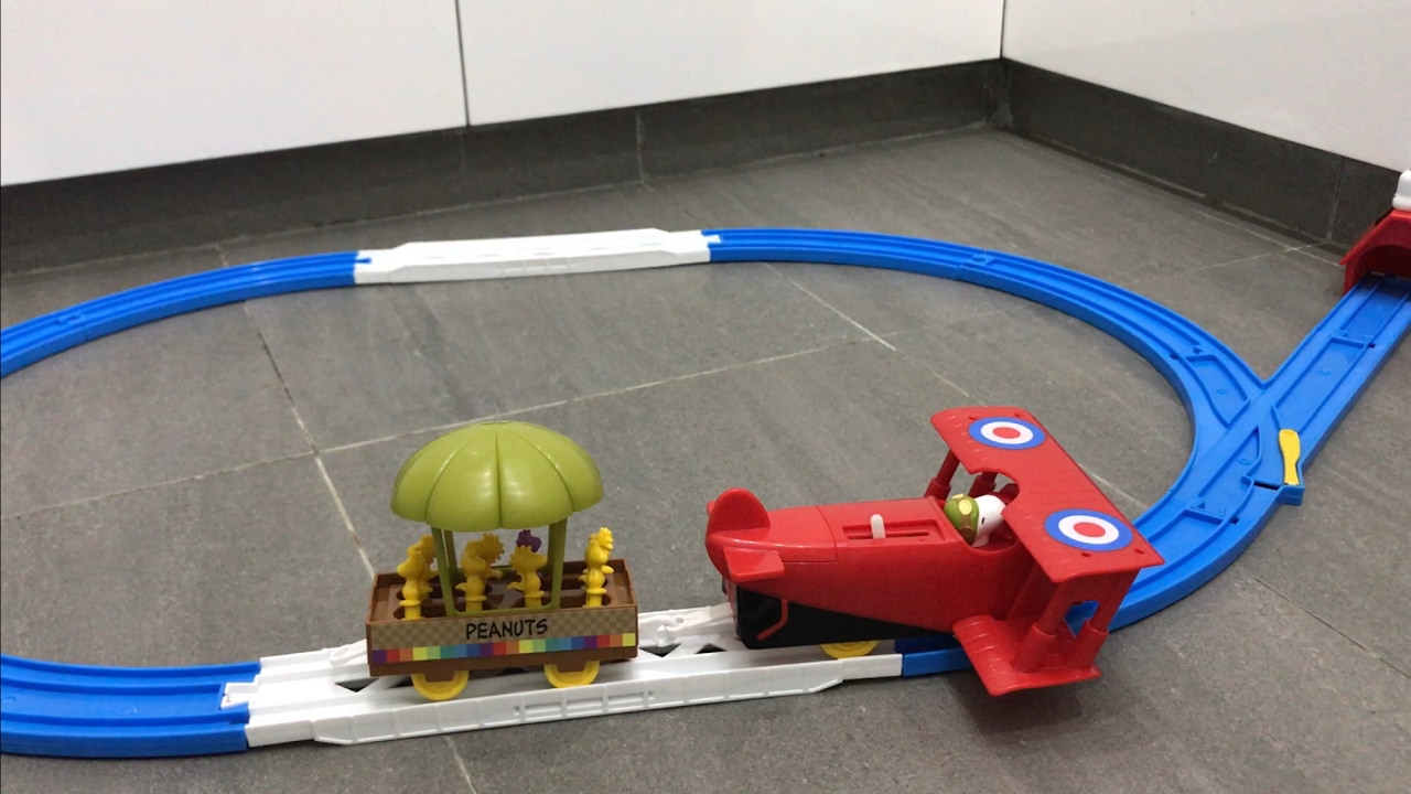 (FUN LEARNING in Cantonese) Snoopy Toy Plane Train (好玩小朋友 廣東話）史努比飛機火車