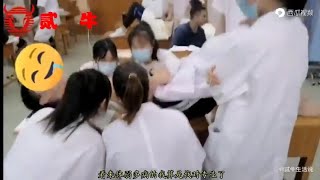 护理班唯一男生中暑晕倒，全班同学轮流做人工呼吸，真是风格高尚