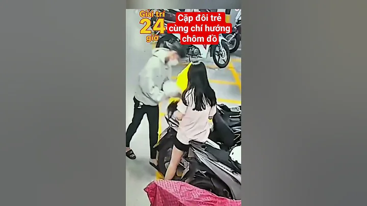Cặp đôi trẻ chôm đồ tại trug tâm thương mại