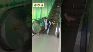 escalator से आने में डर लग रहा है 🤣 #like #subscibe #viral #shorts #youtubeshorts #trendingshorts