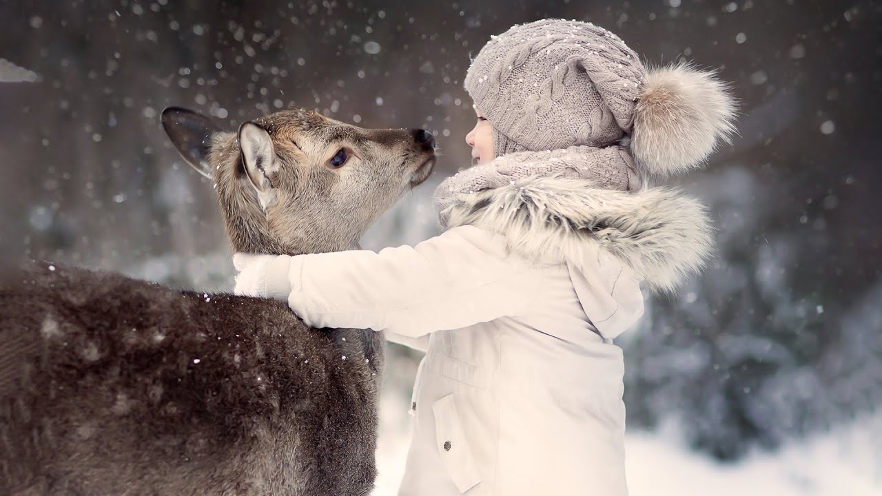 Маленький друг слушать. Дети с животными зимой. Зимняя фотосессия с животными. Зима звери дети. Фотосессия зимой детей с животными.