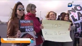 Una treintena de personas se manifiestan contra las peleas de gallos