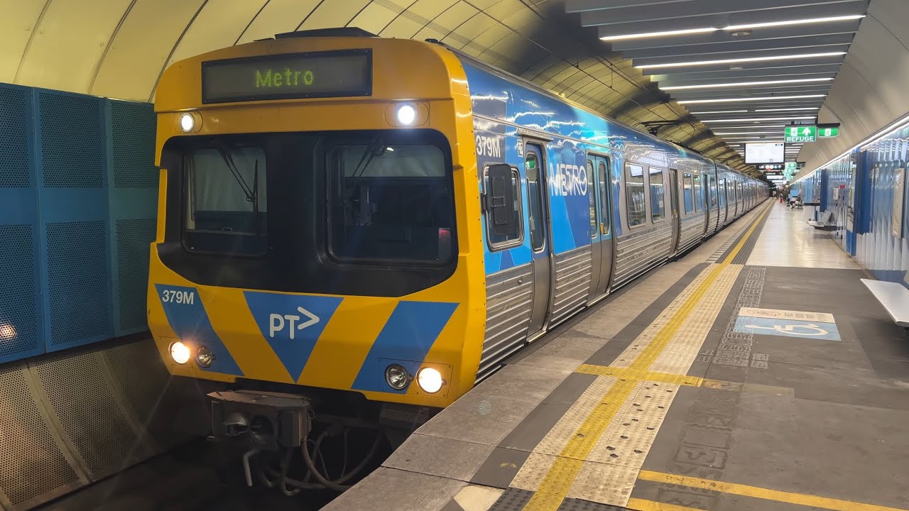 Metro Comeng Arriving & Departing Parliament Station to Craigieburn