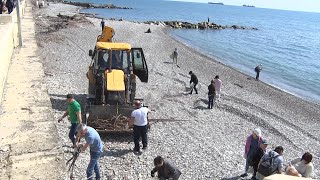 На санитарную уборку территории городского пляжа вышли работники администрации Туапсе