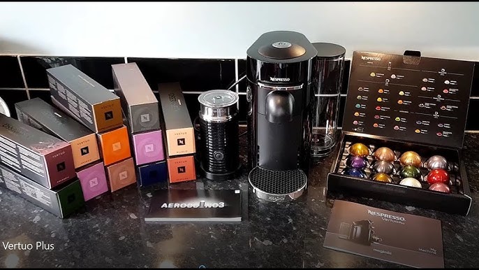 Máquina automática Nespresso Vertuo Pop utilizada para crear espresso con  cápsulas de aluminio. Cápsulas de metal Il Caffe alrededor de la cafetera  Krups, para hacer café Fotografía de stock - Alamy