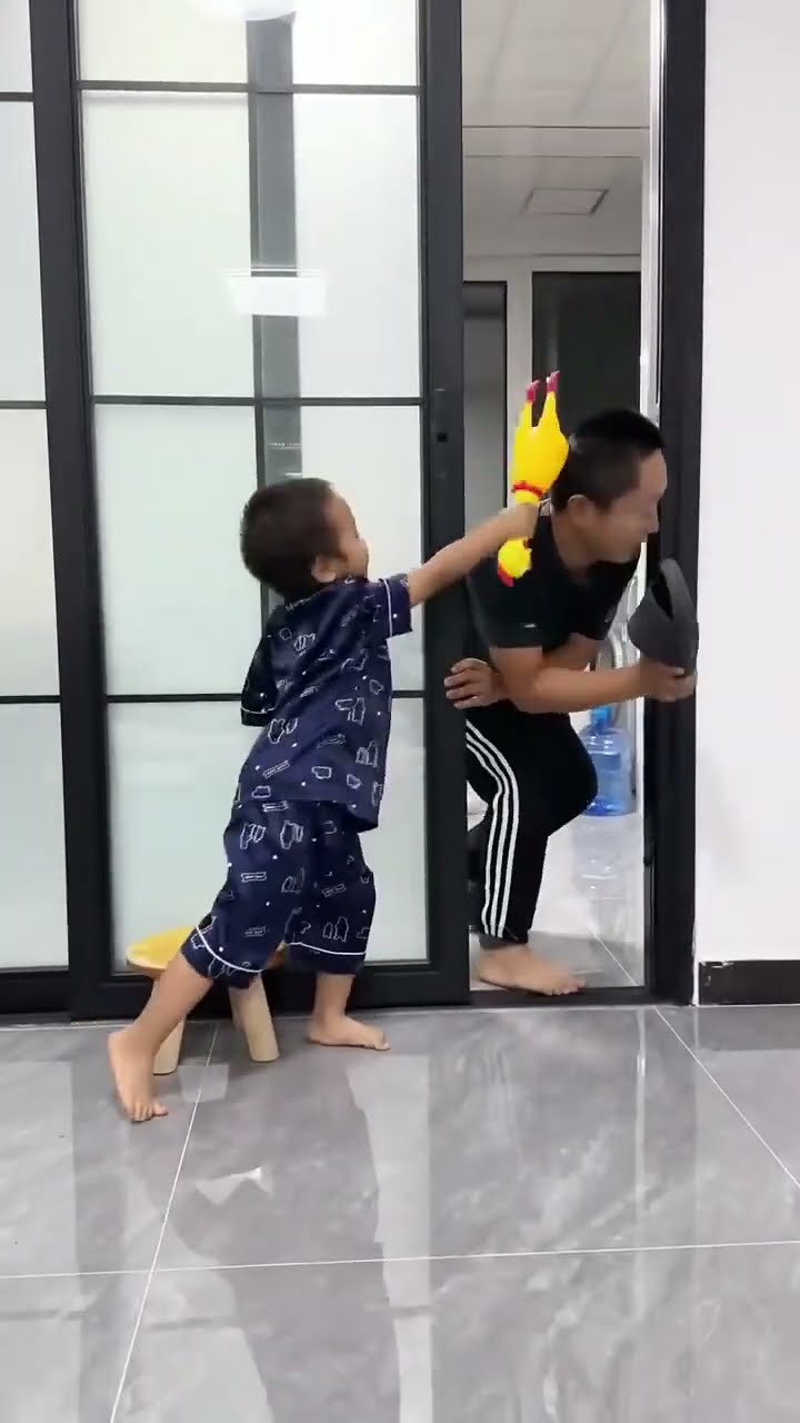 爸爸还想偷袭儿子，这下被治了吧！#Cute baby#Cute#呆萌小米宝#聪明宝宝#萌娃