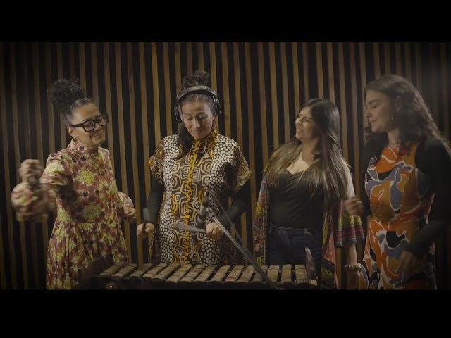Смотреть «Urpi Barco - Serenando (Video Oficial)» на YouTube Смотреть «Urpi Barco - Serenando (Video Oficial)» на YouTube