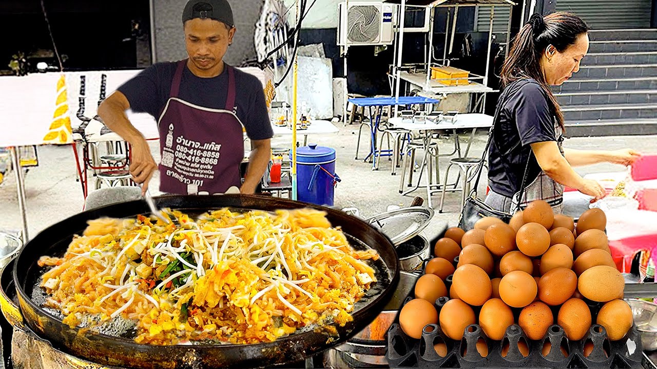 Тайский шеф-повар готовит популярные блюда: хрустящий омлет и пад-тай с морепродуктами