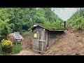 Lhomme vit seul dans sa petite cabane du village dsert il cuisine de la nourriture traditionnelle