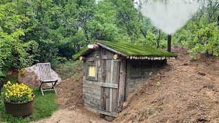 Мужчина живет один в своей небольшой избушке в пустынной деревне. Он готовит традиционную пищу.