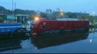 Kereta Api saat lewati jalur Rel yang terendam Banjir