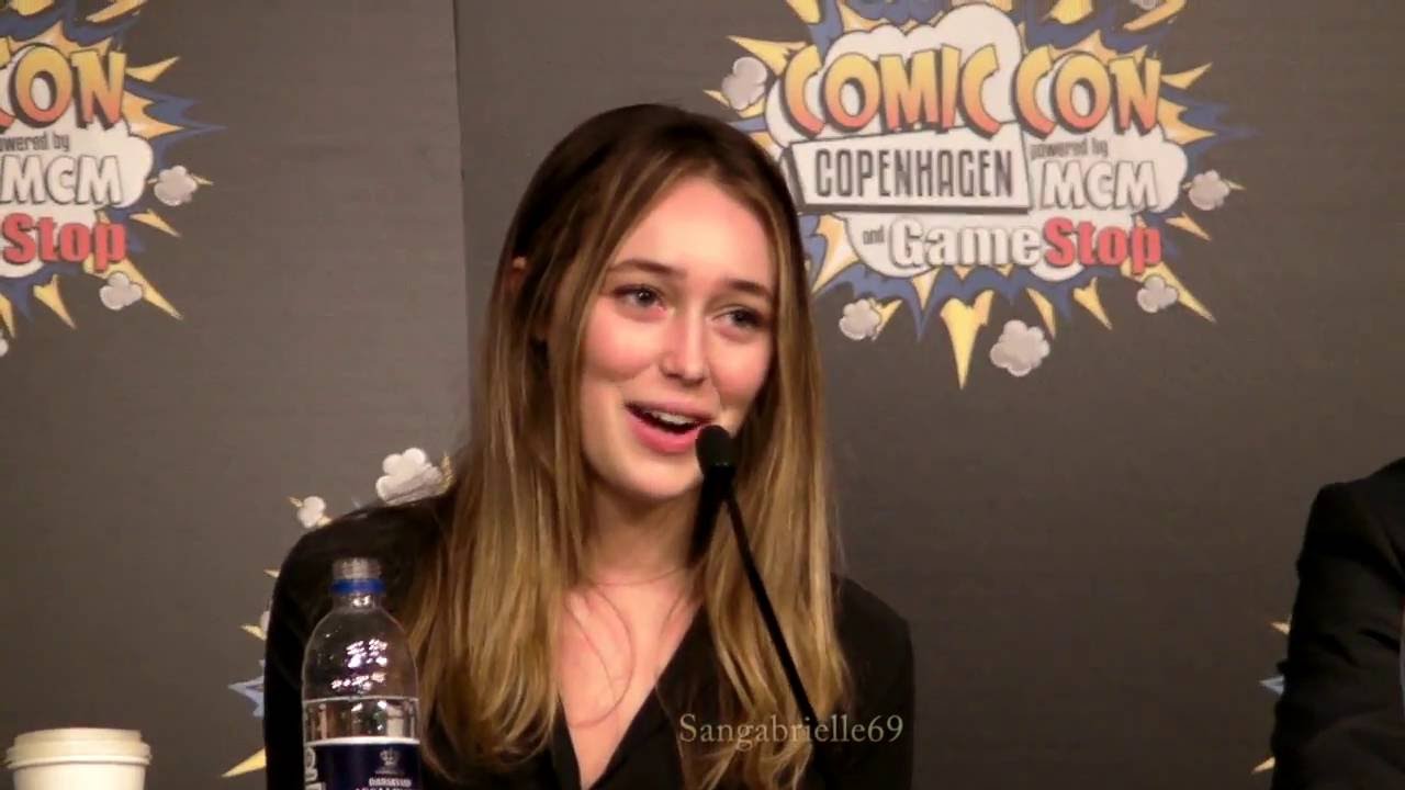 Alycia Debnam Carey on her love for squids... Maia's fault..