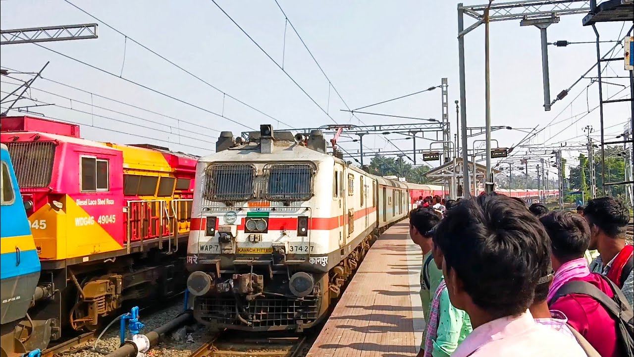 14003 Malda Town New Delhi Express Grand entry into Sahibganj Railway Station