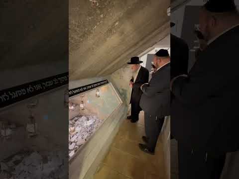 מקום הקוויטלעך של החזו"א: הגרמ"ש אדלשטיין שליט''א בתפילה נרגשת בבית מרנא ורבנא החזו''א זיע"א.