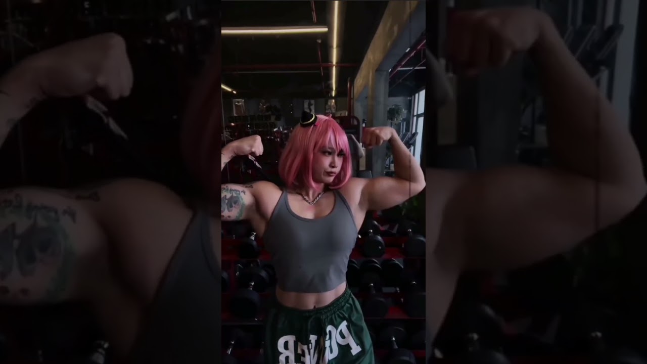 Jessica Shen cosplay as super Anya the Spy Family