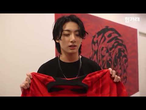 Jungkook making a surprise visit to Korean national team