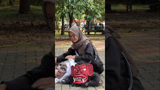 Kak Novi berikan kedok ke can macanan