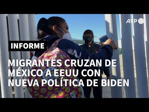 Primeros migrantes cruzan de México a EEUU al entrar en vigor nueva política de Biden | AFP