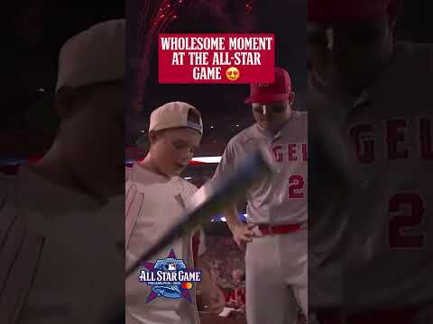 Mike Trout was giving this kid tips on his swing 🥹