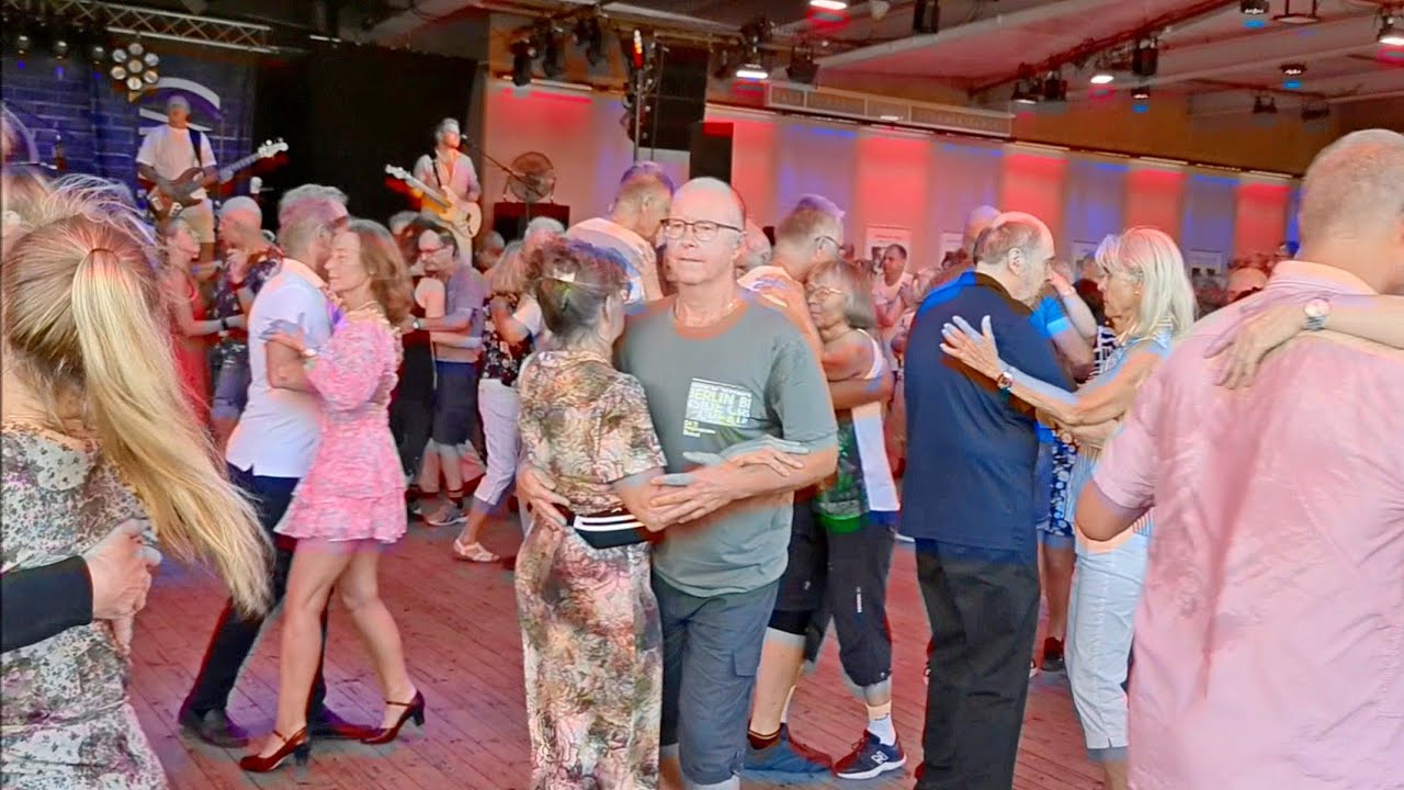 Casanovas  - Cykla in i baren - Eyes of Blue - Don't you worry child - Galejan 25 jul. 2025