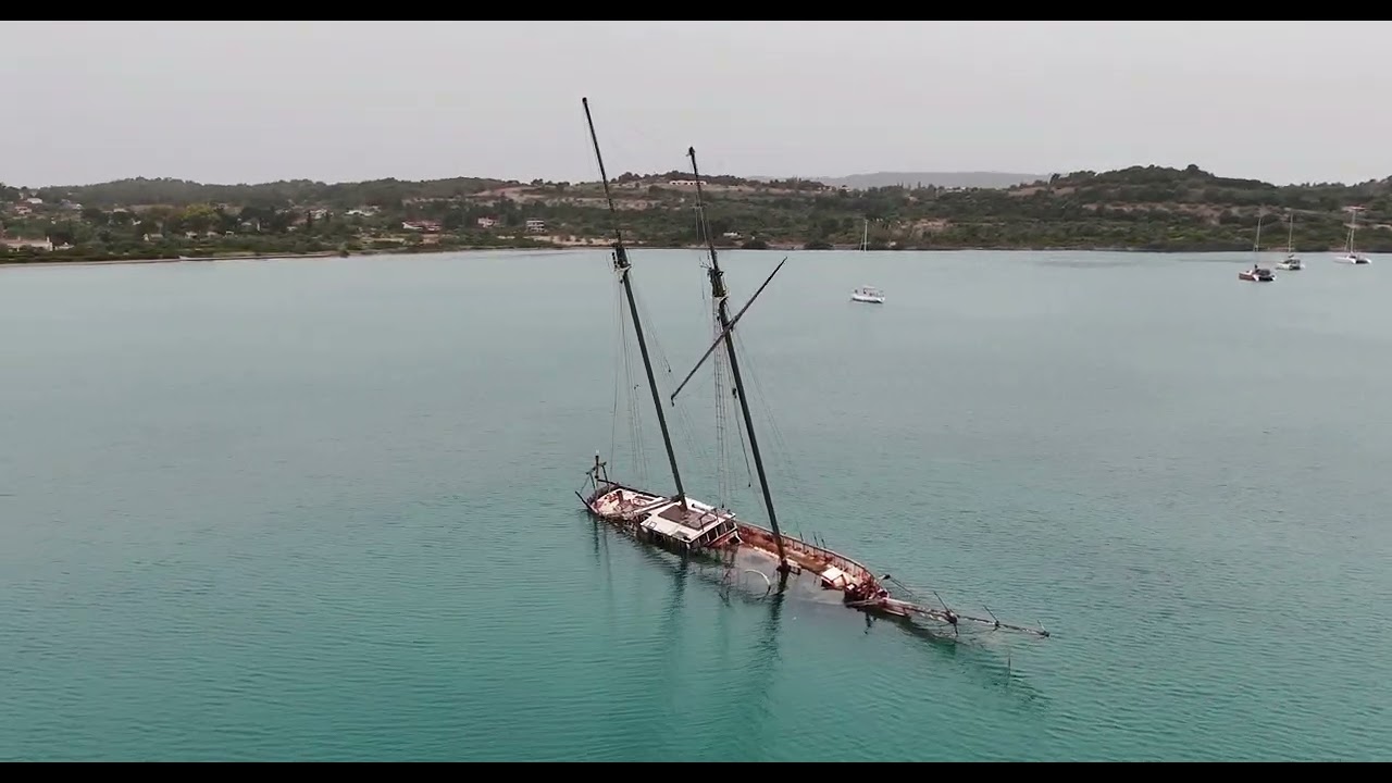 Schiffswrack in Porto Heli