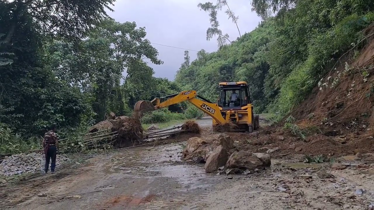 jcb clearing road block // jcb vs big boulder