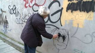 Rentnerin gegen Neonazis: 66-Jährige entfernt rechte Graffiti