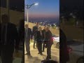 بموقف يضاف لتاريخ خالد زكي رغم حزنه الشديد على صديق عمره هاني شاكر وقف يسلم على المراسلين ويعزيهم