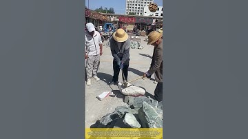 Rock Splitting using An Sledgehammer: Creates Eco-Homes Amazing Crafts by Shaping Stones with Care