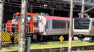 【E259系Ne012編成中間車4両 OM構内入換作業】HTM270形OM-1号機+E259系クラNe012編成の中間車のみが警笛を鳴らして出し入れされるシーン(2023.8.31.11:41)