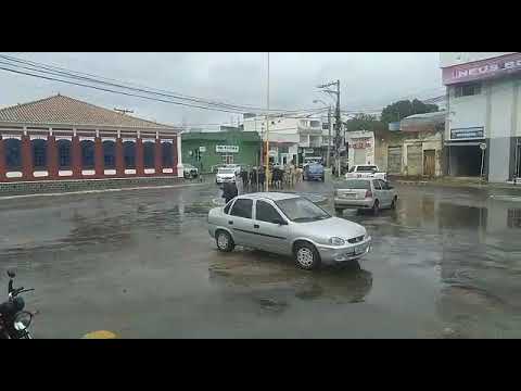 Gado solto é flagrado na região central de Guanambi.