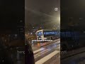 Nuoret roikkuivat bussin perässä