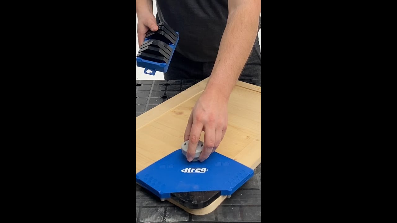 Einfach das Profil befestigen, mit dem Bündigfräser entlang der Schablone fräsen und voilà🔥