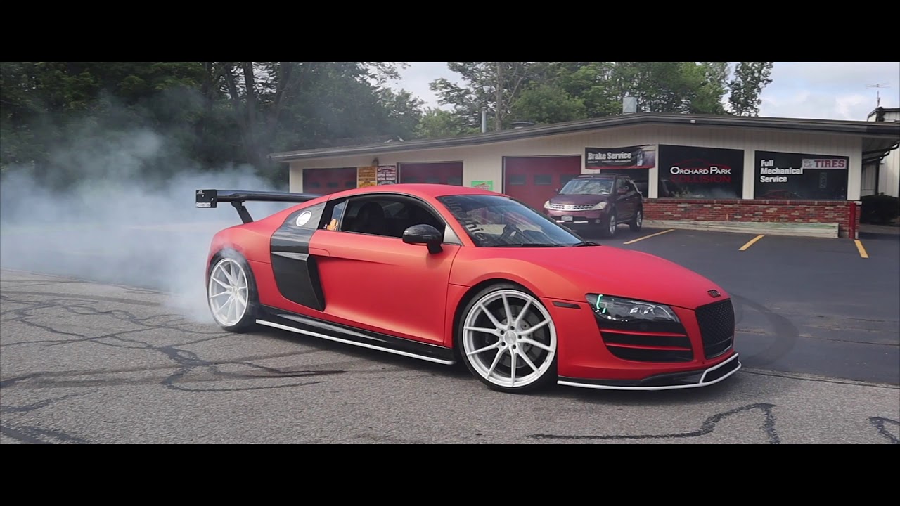 Audi R8 V10 having FUN + DONUTS!