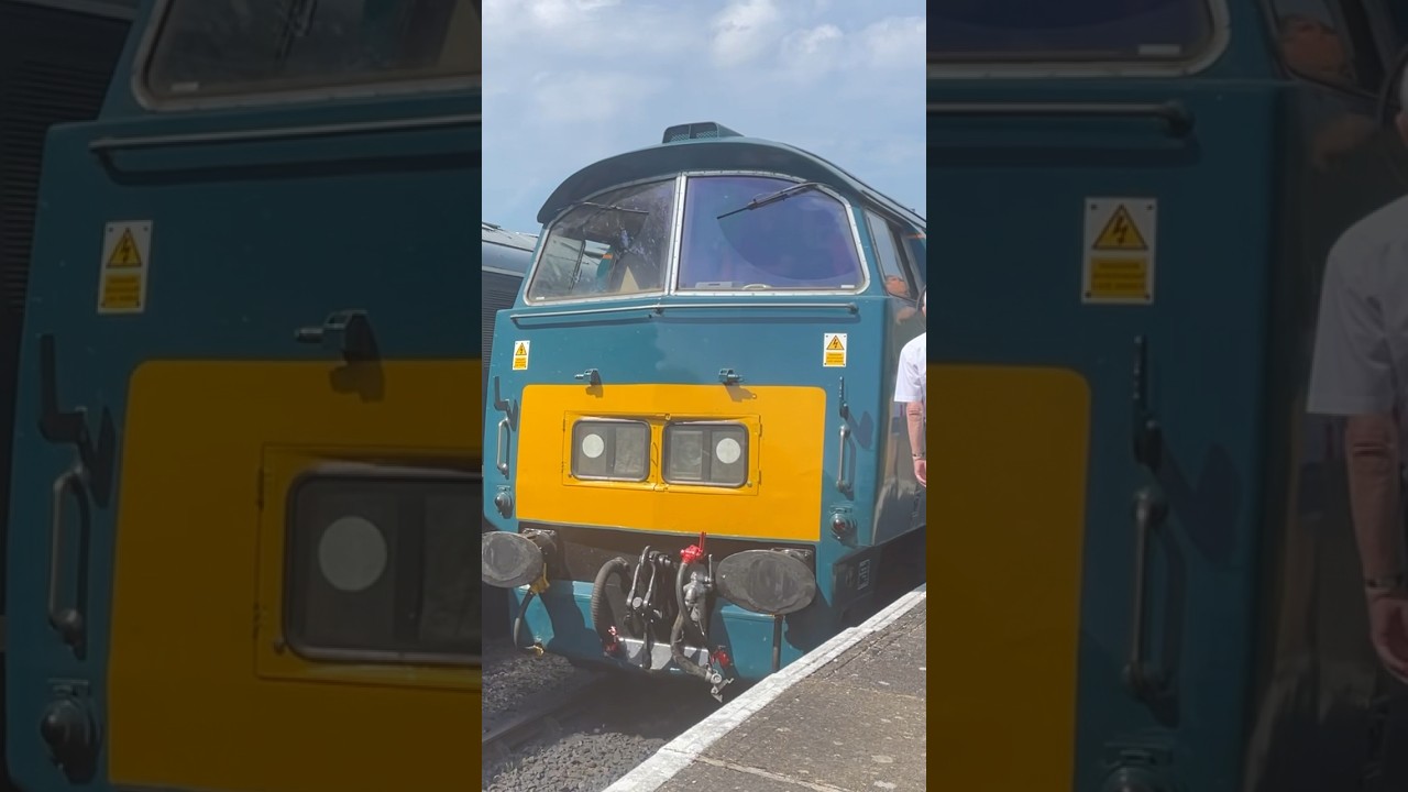 D1015 arriving into Harmans Cross