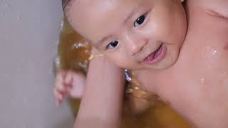 MINboy thich thu khi tam trong bon nuoc