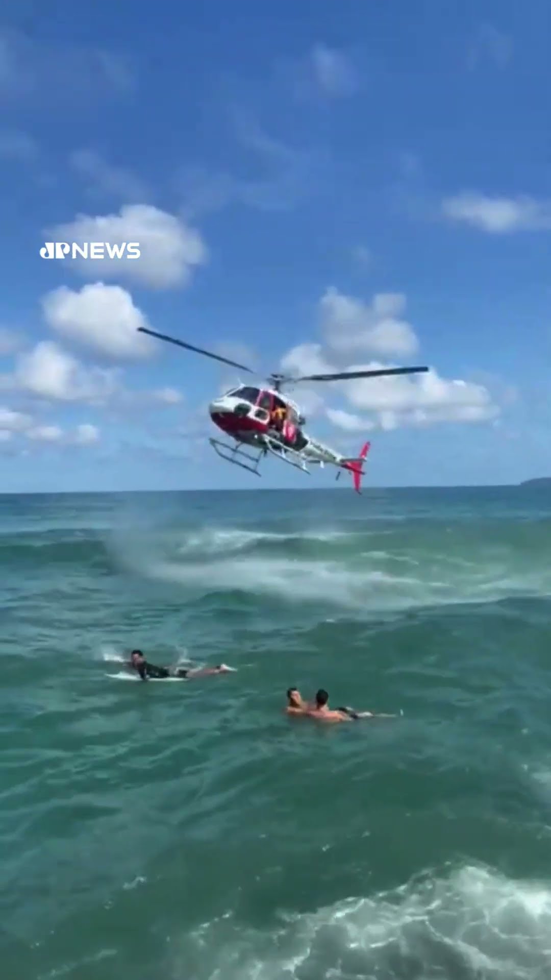 Helicóptero águia resgata duas pessoas arrastadas pela correnteza no Guarujá #shorts