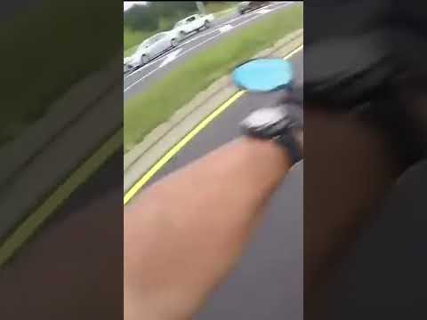 Motorista rompe retrovisor