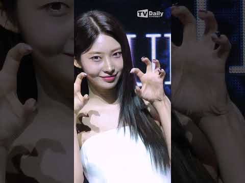 다리에 붕대까지 컨셉 완벽 몰입한 #에버글로우 #시연 ❤️‍🩹 #everglow #sihyeon #좀비 #<strong>zombie</strong> #포토타임 #phototime #shorts