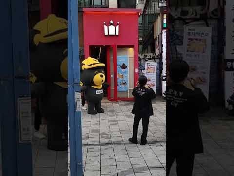JHKTV] <strong>홍대거리</strong> 곰과댄서 Hongdae street bear and dancer #shorts